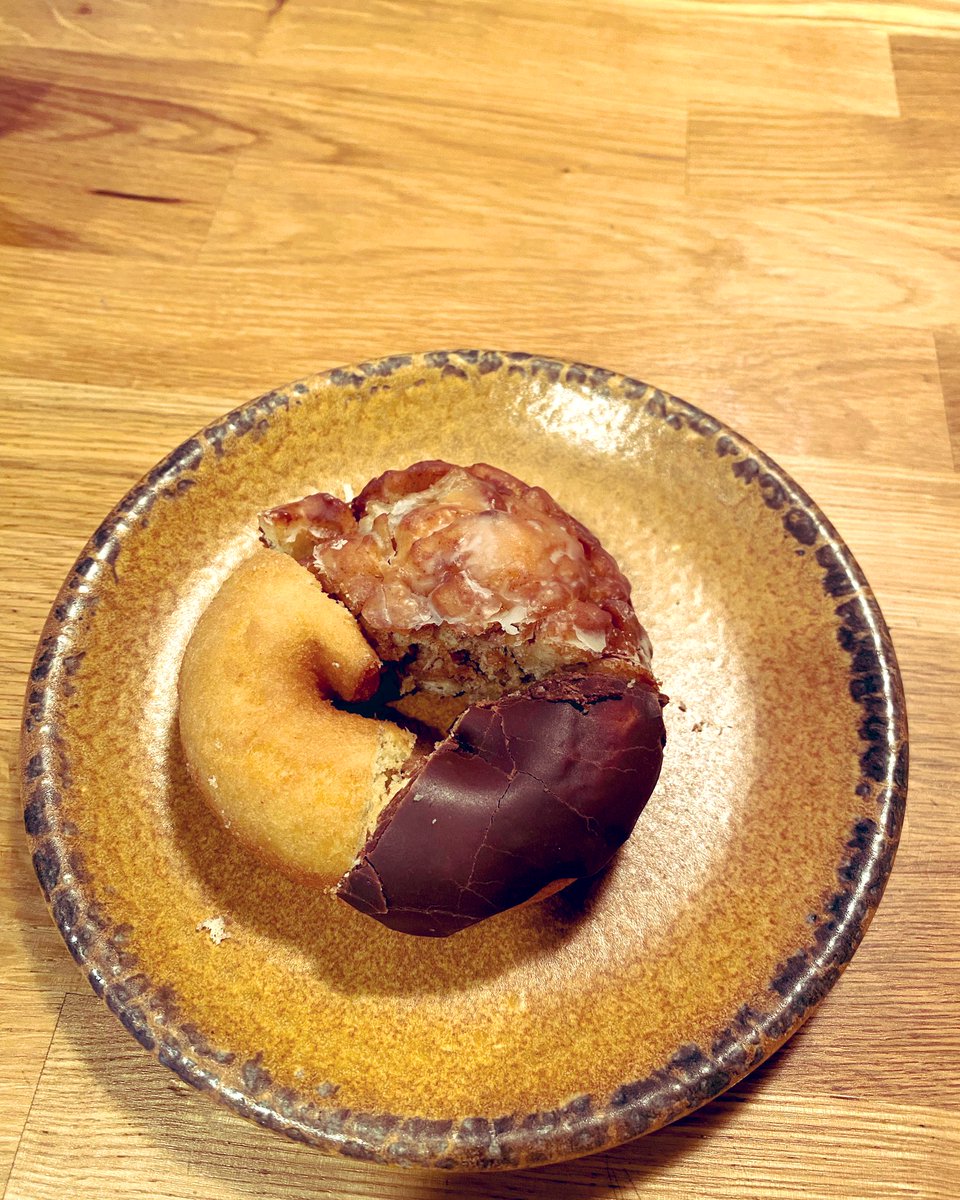 jakeskorheim's tweet photo. I invented a new donut this morning! No big deal. Apple fritter/plain cake/chocolate cake. #donuts #breakfast #dad #dadbod thanks @Fred_Meyer bakery for the help. https://t.co/v2XxdRCxqE