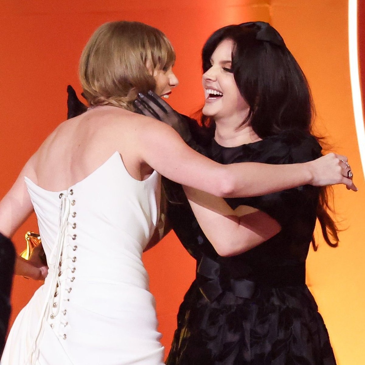 vaderyen's tweet photo. Estoy segura que toda la gente diciendo que Taylor humilló a Lana, NO CONOCEN A LANA, SIEMPRE ESTÁ NERVIOSA ARRIBA DE UN ESCENARIO, NI HABLAR DE ESTAS FOTOS PORQUE NO LES CONVIENE, Taylor reconoció su trabajo que los grammys jamás han hecho, ENCIMA FUE PARTE DE MIDNIGHTS PENDEJOS https://t.co/UX4COdNprx