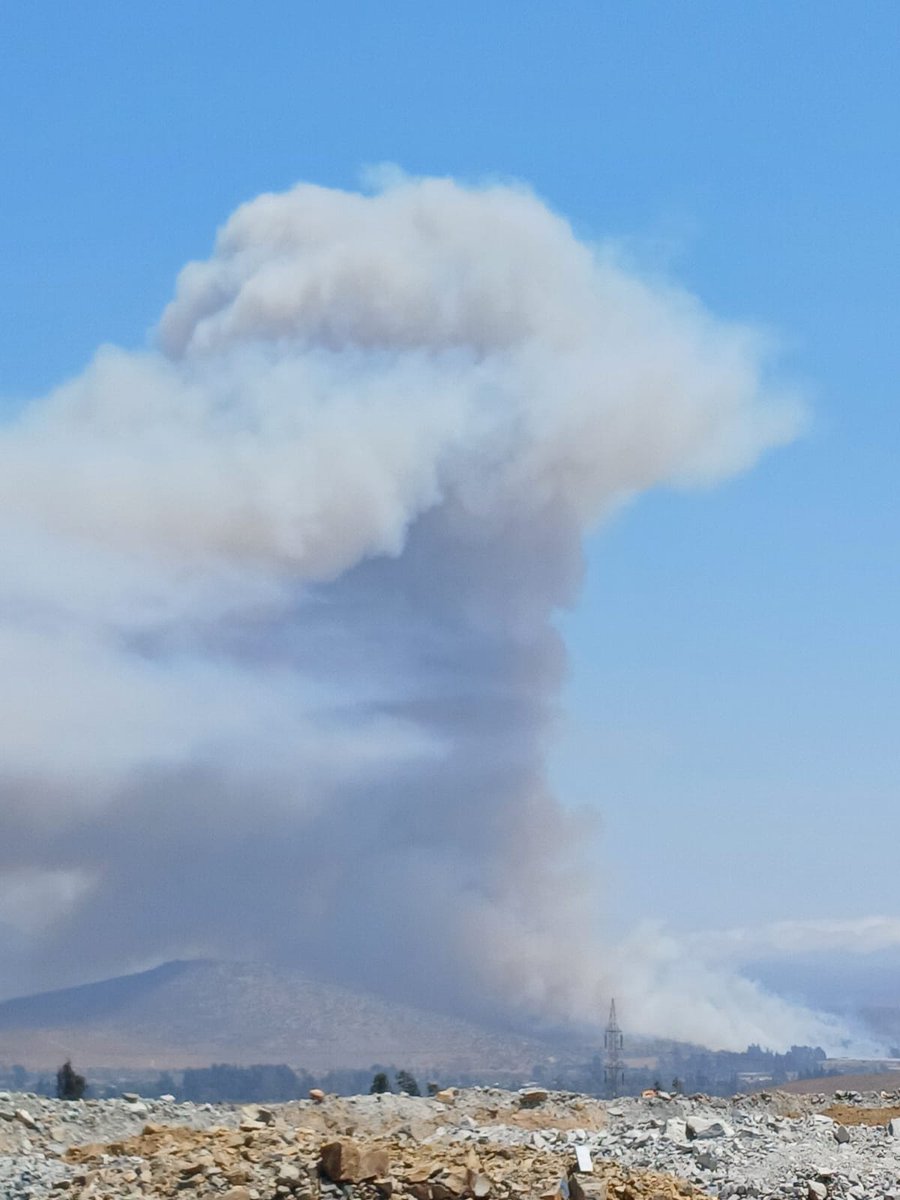 INF0SCHILE's tweet photo. ⚠️#Papudo 🔥#I.F Fuera de Control Sector Las Salinas de Pullally. https://t.co/bGZlrwfqV4
