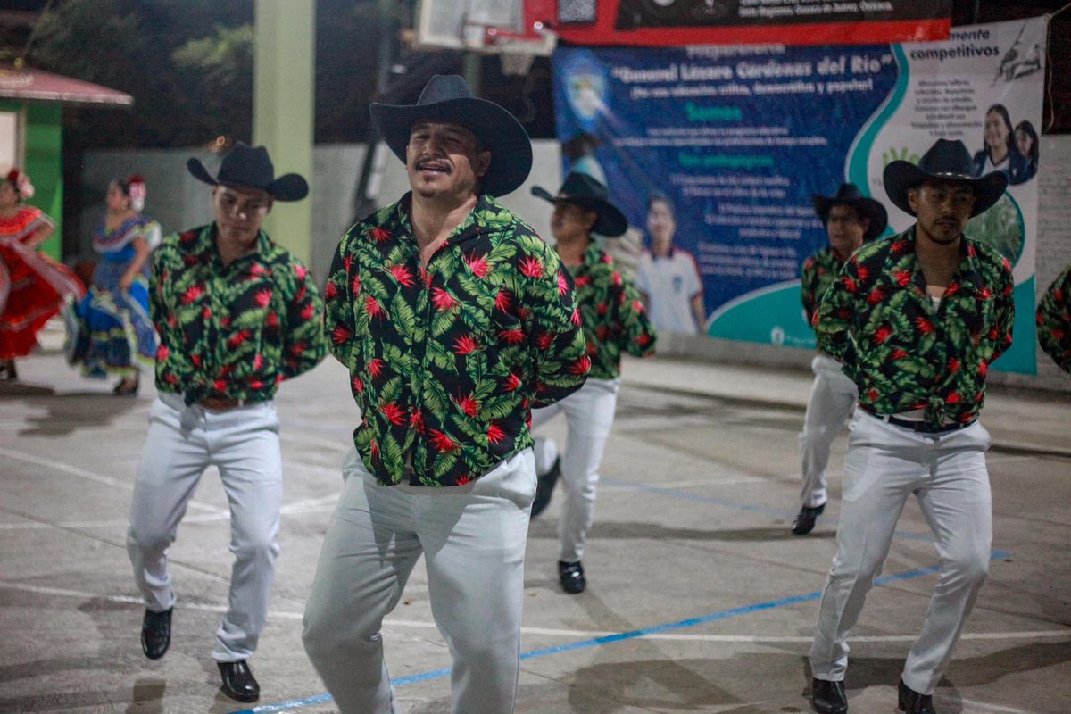 AntorchaOficial's tweet photo. 🟥🤠#Conocemos👉El trabajo cultural del @AntorchaOficial busca quebrar las cadenas intelectuales que mantienen sumiso a un pueblo entero, para convertirlo en un gigante de aspiraciones elevadas. https://t.co/pmMN3Hagu0