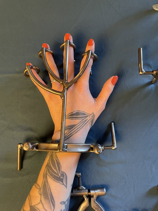 ‼️Medfet/device bondage lovers: I&rsquo;m looking to sell these pieces of steel bondage: wrist cuffs (bottom)<a href="/tag/newprofilepic"class="tags"><span>#newprofilepic</span></a>