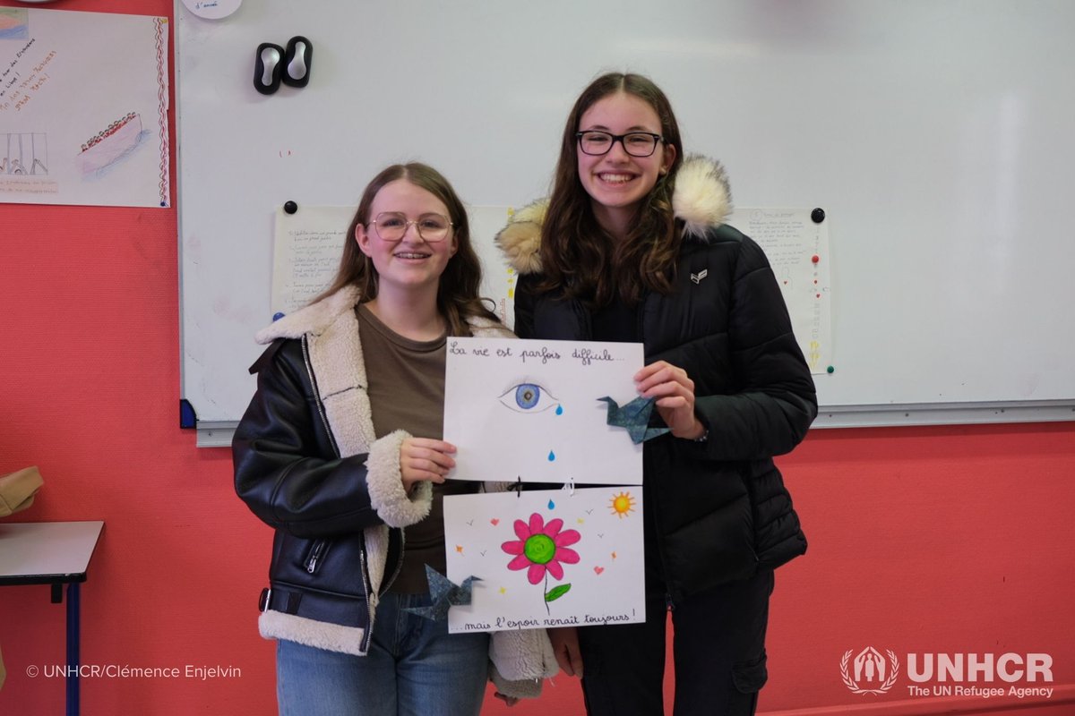 UNHCRfrance's tweet photo. 🖊️ 💙 À Vichy, des collégiens ont adressé des messages de solidarité #AvecLesRéfugiés après avoir écouté leurs témoignages, lors de la tenue du projet #INTERACT2024 dans leur établissement. https://t.co/CIDkfivHBN