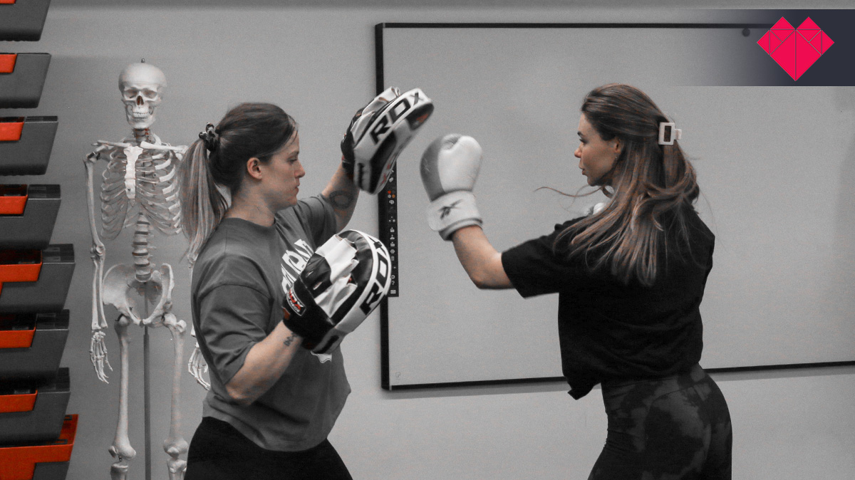 🥊💥 Uppercuts in padwork: more than a punch! They're your secret weapon for building core strength and nailing balance. Master the art of balance, one uppercut at a time! 💪🏋️‍♀️ #PadworkBenefits #CoreStrength #BalanceMatters