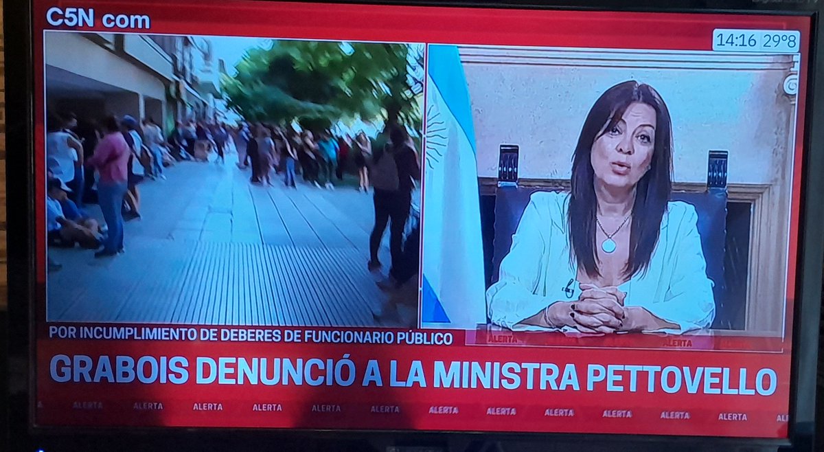 Inesrodri77's tweet photo. La improvisación de Petovello va a terminar en saqueos a los supermercados, no tiene la menor idea de como gestionar ante semejante crisis social que ellos mismos generaron..Inútil 100%. https://t.co/IlMCXw44F0