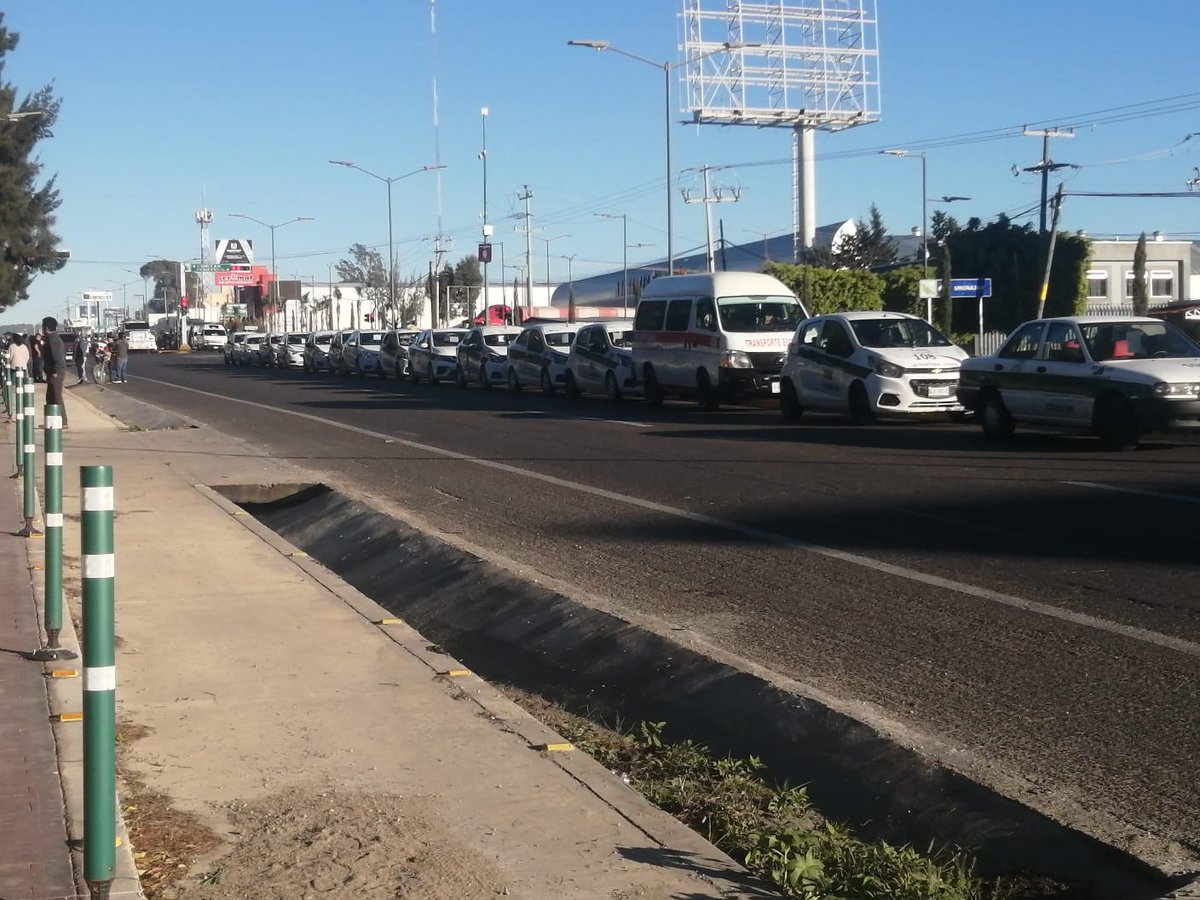 AlertaChiapas's tweet photo. 🚛 Transportistas de diferentes modalidades protestan en la entrada de:

🚧Tuxtla a altura de la Prepa 5.
🚧San Cristóbal a altura del km 46
🚧Comitán a altura de la Coca Cola
🚧Tapachula a altura de Viva México 
🚧Palenque a altura del crucero a Catazaja (#AlertaChiapas) 

Tienen sus unidades apostadas a un costado de la carretera, permitiendo la libre circulación, No hay bloqueo, exigen mayor seguridad en las carreteras