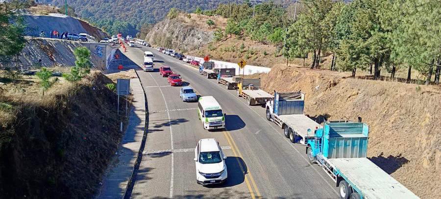 AlertaChiapas's tweet photo. 🚛 Transportistas de diferentes modalidades protestan en la entrada de:

🚧Tuxtla a altura de la Prepa 5.
🚧San Cristóbal a altura del km 46
🚧Comitán a altura de la Coca Cola
🚧Tapachula a altura de Viva México 
🚧Palenque a altura del crucero a Catazaja (#AlertaChiapas) 

Tienen sus unidades apostadas a un costado de la carretera, permitiendo la libre circulación, No hay bloqueo, exigen mayor seguridad en las carreteras