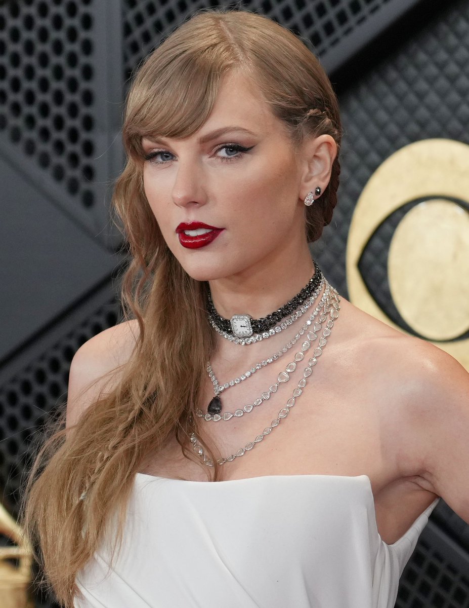 taylor swift being effortlessly pretty