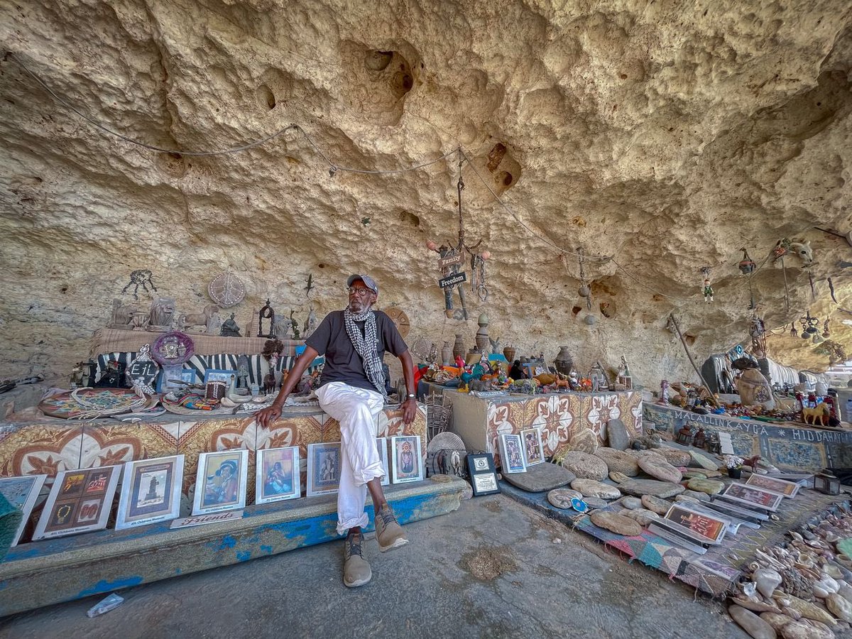 MoulidHujale's tweet image. Meet Mohamud, a retired teacher who returned from the US🇺🇸 &amp;amp; settled in the ancient town of Eyl in Nugaal region, #Somalia.
He encourages people to come back to their home country.🇸🇴 2 years ago, @saidfadhaye &amp;amp; I featured him in a documentary about peace👉youtu.be/pEZxQE-2yco?si…