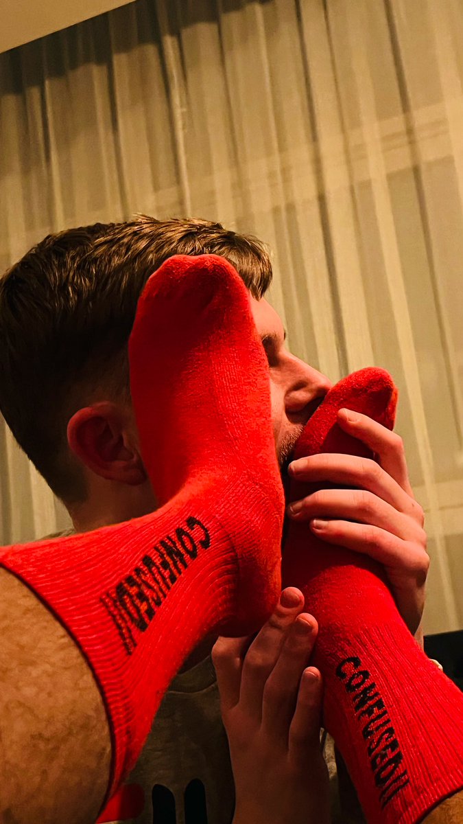 SubBoyBen's tweet photo. Favorite evening activity: serving, sniffing and licking my Master’s @NLDomBoy beautiful, big feet and socks! 🦶👅

#footdom #gaysub #footslave #malefoot #sockworship #teamlocked #footfetish @feet_zone @lad_socks_feet @SockMaster_D https://t.co/NPToiZmMU1