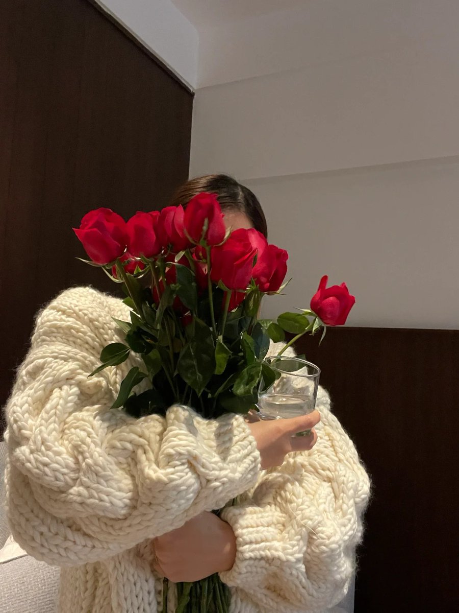 boon_nut's tweet photo. With roses red, it’s truly magical🌹❤️ https://t.co/AiWBpSt5vP