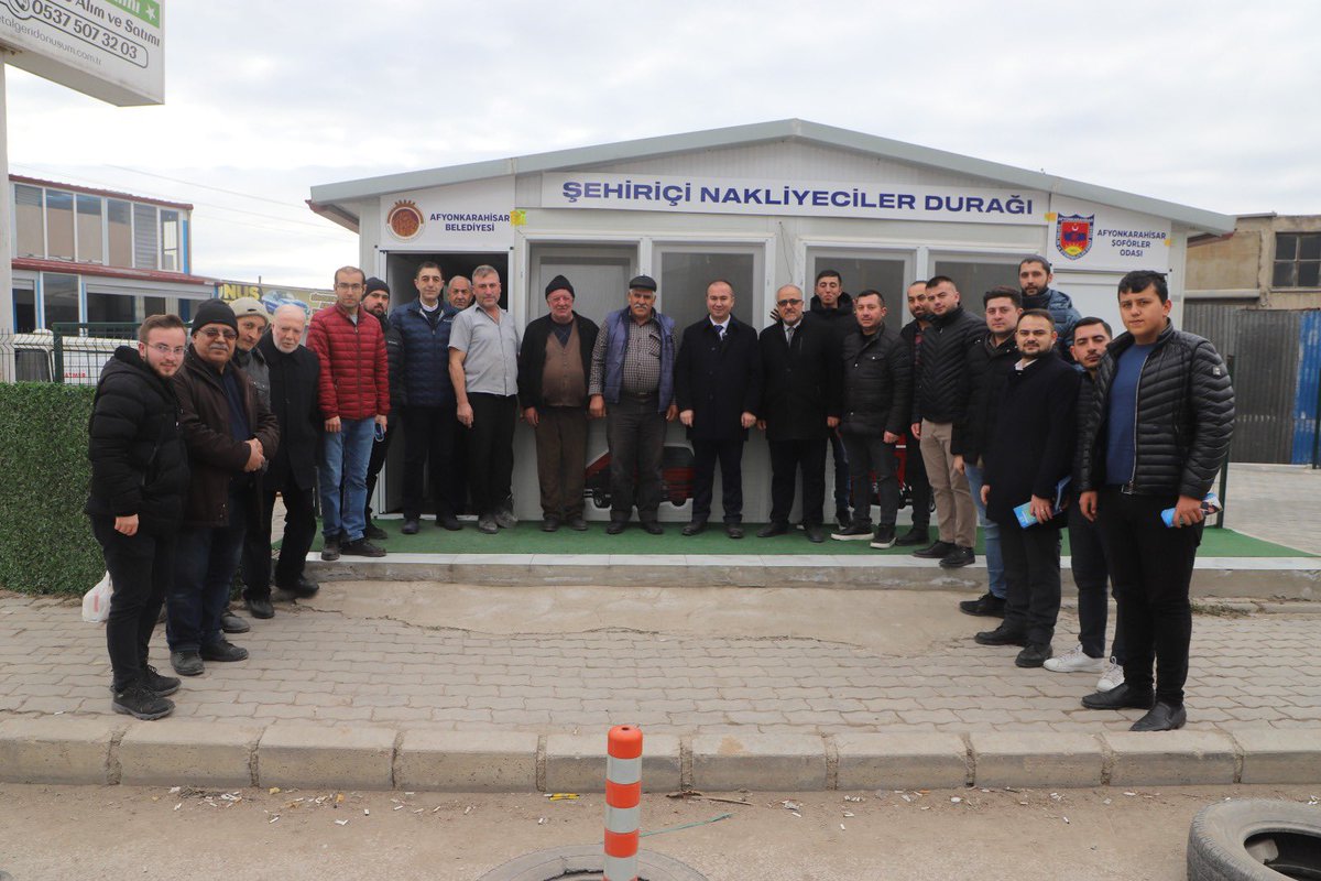 AkGenclikAfyon's tweet photo. 📍1. Sanayi Sitesi

Belediye Başkan Adayımız Hüseyin Ceylan Uluçay, Başkanımız Ethem Karahan ve teşkilatımız, esnaflarımızla bir araya gelerek desteklerini istedi.

Güler yüzleri ve içten muhabbetleri ile gücümüze güç katan esnaflarımız her daim yanındayız…💪🏻 https://t.co/zICl6oqF34