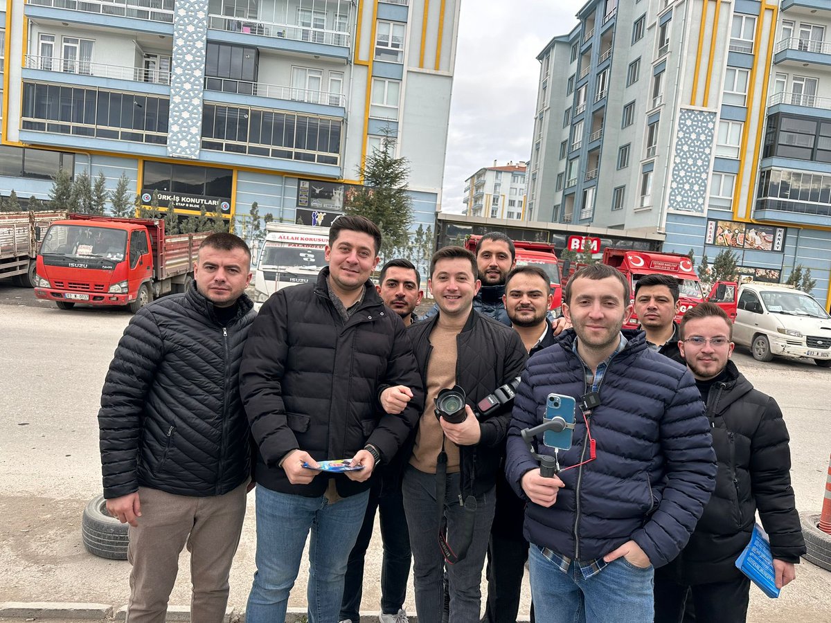 AkGenclikAfyon's tweet photo. 📍1. Sanayi Sitesi

Belediye Başkan Adayımız Hüseyin Ceylan Uluçay, Başkanımız Ethem Karahan ve teşkilatımız, esnaflarımızla bir araya gelerek desteklerini istedi.

Güler yüzleri ve içten muhabbetleri ile gücümüze güç katan esnaflarımız her daim yanındayız…💪🏻 https://t.co/zICl6oqF34