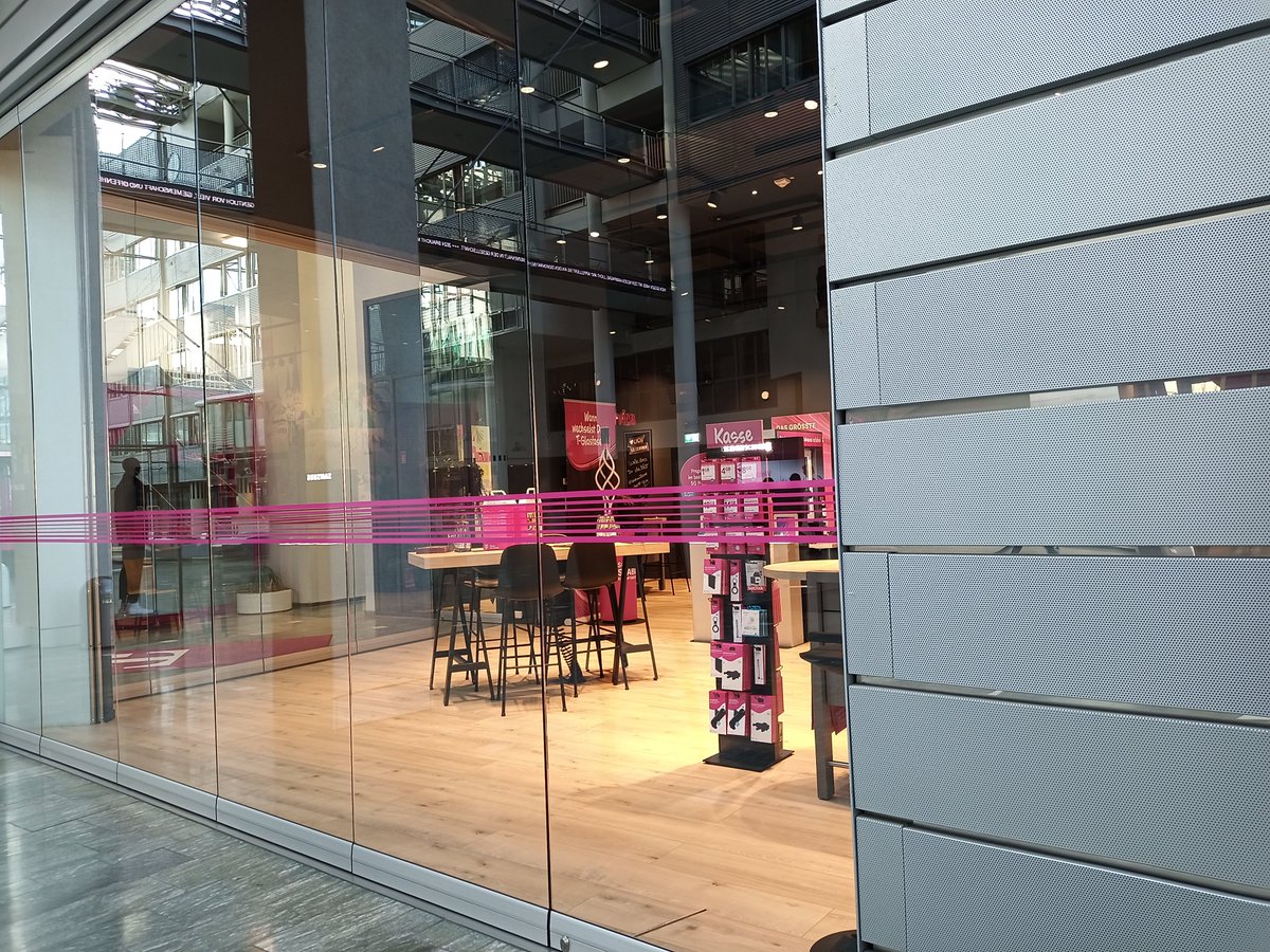 5/6📌 🗣️Anyone that ever comes to Bonn in Germany, should check out the Telekom Headquarters, because even the part that is open to public is already worth the visit. 🤫I hope to get more such cool invitations from @hubraum, they have the best contacts.