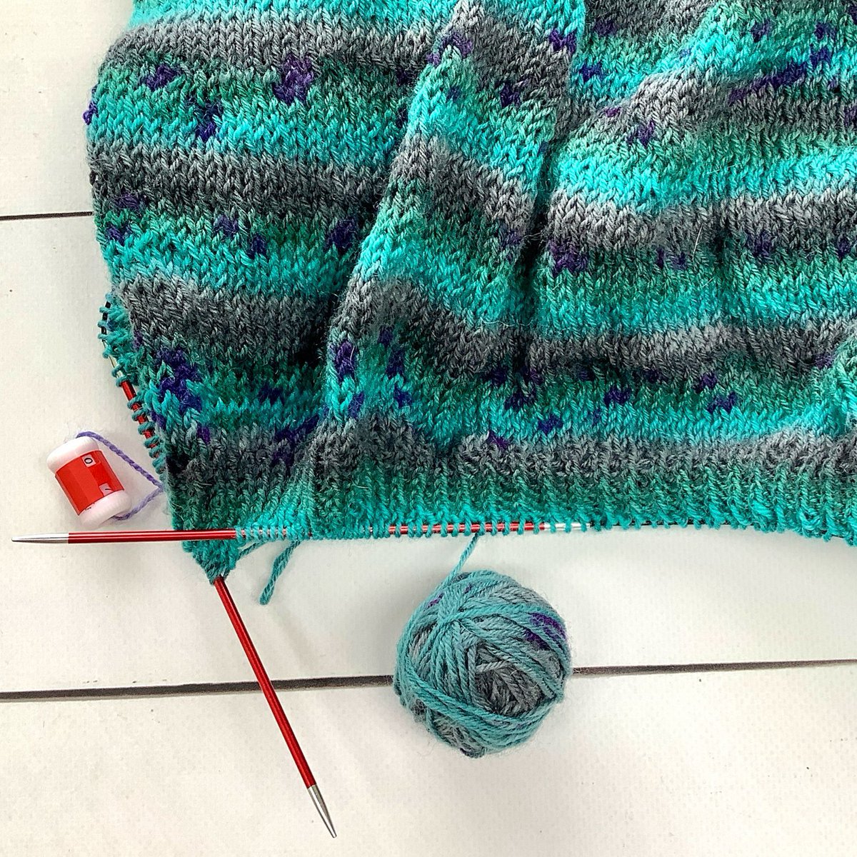 VischLa's tweet image. It has been a while since I showed you the progress on my Glaswegian Summer Sweater. The bottom ribbing is now in progress. Those rounds are pretty long, so it’s not going very fast… 

#Knitting #KnittingLife #KnitterProblems #SweaterKnitting #FastenOffYAL
