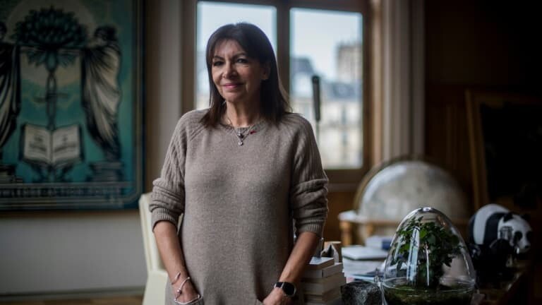 BFMTV's tweet photo. Paris: Anne Hidalgo promet que "les voitures ne reviendront pas devant la Tour Eiffel" après les JO
https://t.co/bpiGhcWwdq https://t.co/vHUiO22FCh
