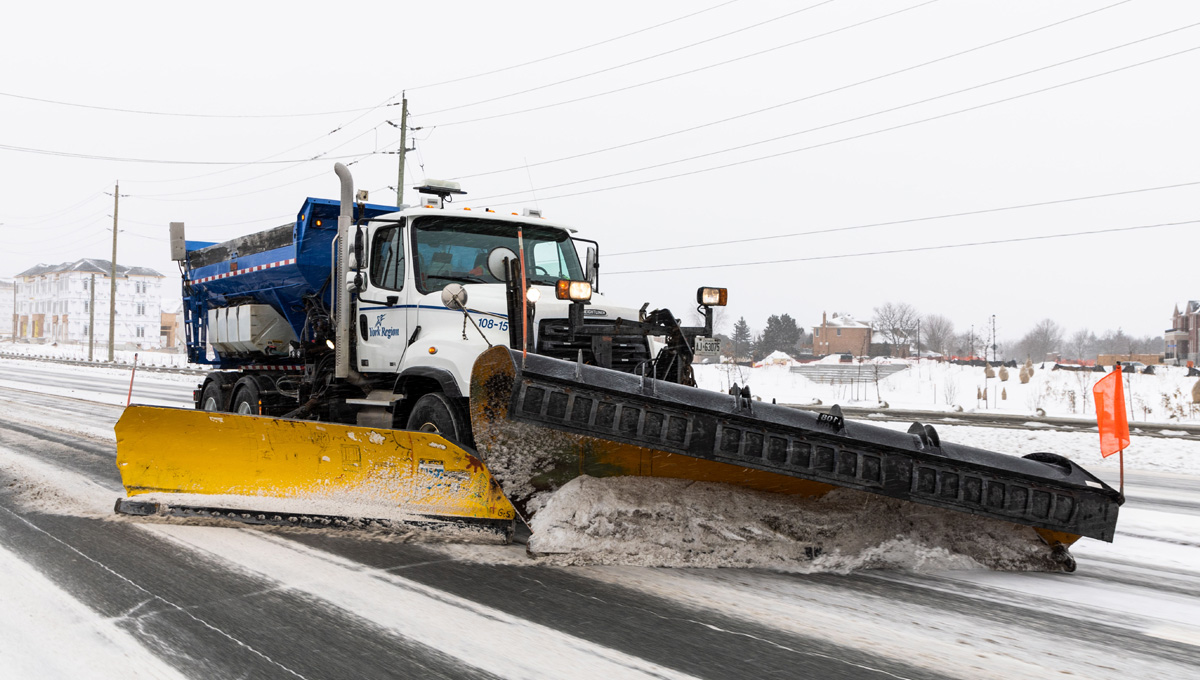 YorkRegionGovt's tweet photo. #YorkRegion snow plow operators receive training to do their job safely & efficiently. Clearing right & left turn lanes along their route is part of the snow plowing process. It requires them to cross lanes. Please give them space. #LeaveSpace #SlowDown https://t.co/3iidYeyBOZ https://t.co/X7goT70ihm