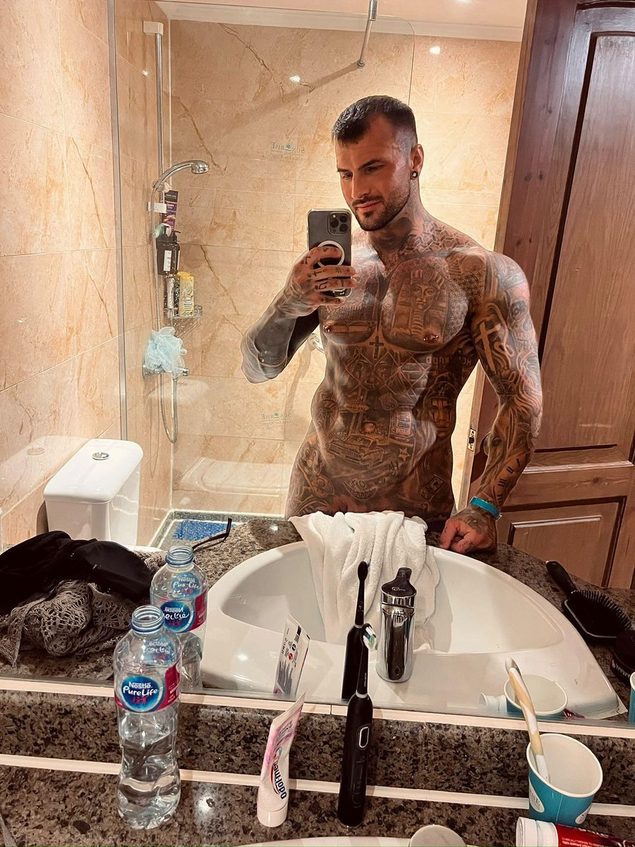 RT if you want to take a shower with me now 🚿😈

RT wenn du eine Dusche mit mir haben möchtest 🚿😈

onlyfans.com/denny_ink

#shower #time #ink #tattoos #tattoo #muscle #man #body