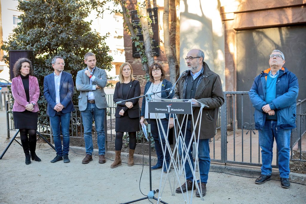javigarciaro's tweet photo. Avui el @PSCTerrassa participem a l'acte institucional en record dels terrassencs republicans exilitats durant la Guerra Civil i el franquisme.

Memòria per no oblidar i reconèixer que vivim en democràcia gràcies a una generació que la va lluitar.

#Terrassa
#TerrassaTmemoria https://t.co/AFOifZhLyc