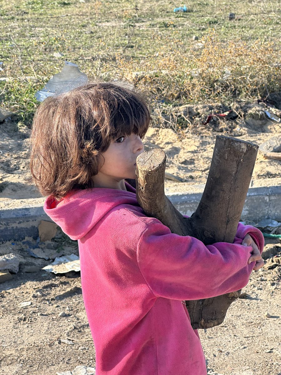 MuhammadSmiry's tweet photo. I met Elen while she was helping her father collect wood yesterday.

I learned that Elen’s mother is not with them but in the north.

Her neighbor told me that she doesn’t always find food. #Gaza https://t.co/8T8vJMLOV6