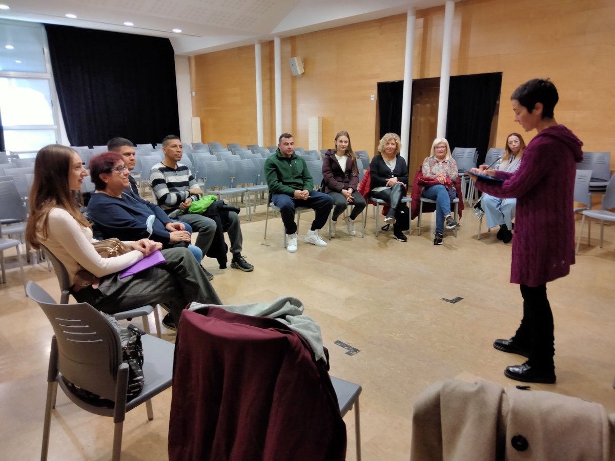 cfapegaso's tweet photo. El grup de #Català2 de l'escola @cfapegaso de @BCN_SantAndreu hem començat El Club de Lectura, impulsat per la @bibcanfabra, amb la lectura del llibre #Germanet. Vam gaudir d'una sessió molt interessant amb els especialistes de la biblioteca i l'alumnat. @consorciedubcn @lletres https://t.co/QVeNCQsyUP