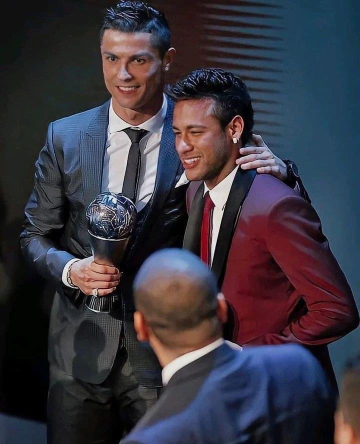 OficialSala12's tweet photo. Em 2017, Cristiano Ronaldo enviou uma mensagem para Neymar lhe aconselhando a não deixar o Barcelona, pois seria um declínio para sua carreira. https://t.co/chd3HktVcB