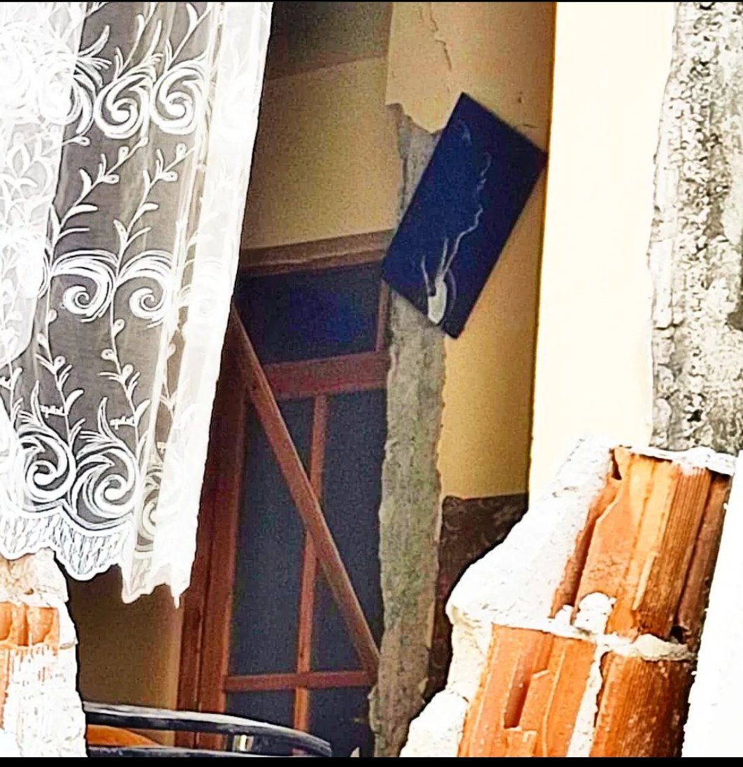 Oldum olası en sevdiğim çizimlerimden biriydi. Depremden sonra da hissetiklerimi en iyi anlatan o oldu. #DepremiUnutmaUnutturma