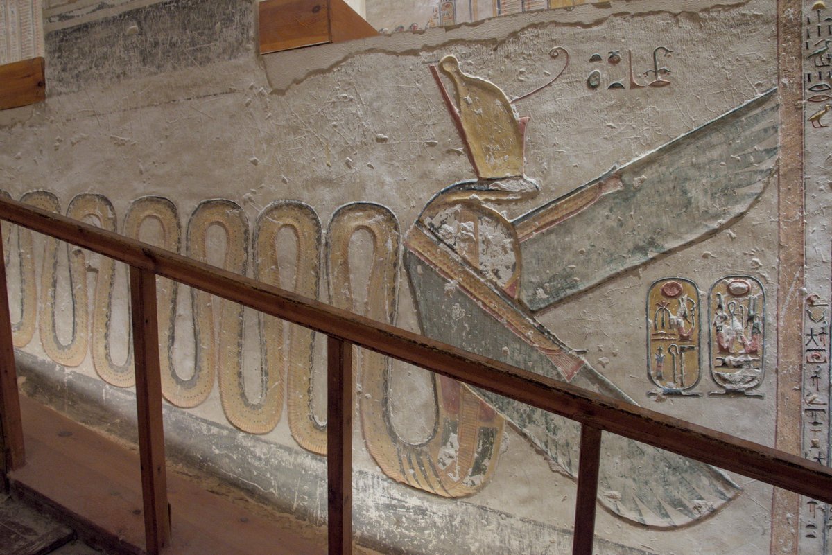 pintafontes's tweet photo. Levo décadas escoitando falar sobre o Val dos Reis en Luxor, onde se descubriu a tumba de Tutankhamon, sen que espertase en min a curiosidade de saber que era iso. Que saibades que é verdade que esa non é, nin de lonxe, a tumba máis espectacular.
https://t.co/4PNTK9fQwf https://t.co/b7751dCSq0