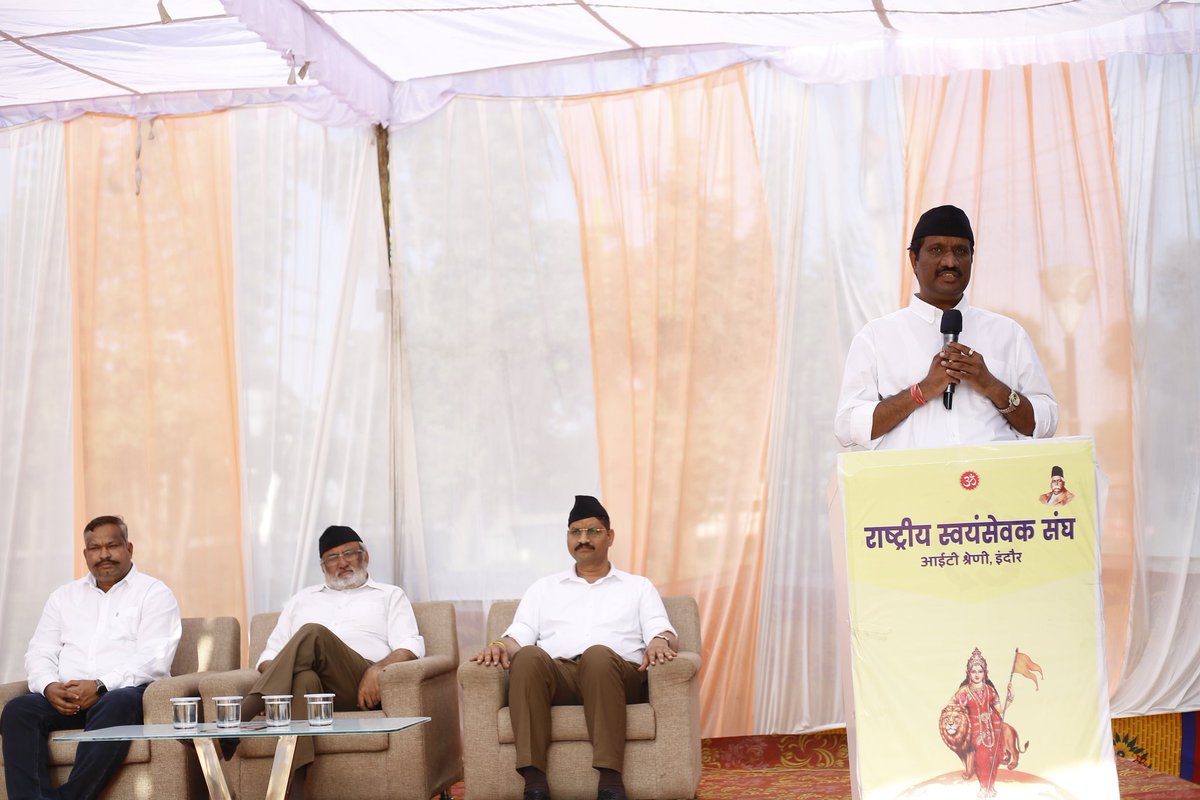 rssitindore's tweet image. 04 फरवरी 2024, रविवार को क्रिस्टल आई टी पार्क में आई.टी मिलन इंदौर का पहला प्रकट कार्यक्रम आयोजित हुआ। इस दौरान सभी आइटी प्रोफेशनल्स गणवेश में शामिल हुए। इसमें आइटी कंपनियों के कर्मचारी, निदेशक, सीईओ समेत मालिक शामिल रहे।