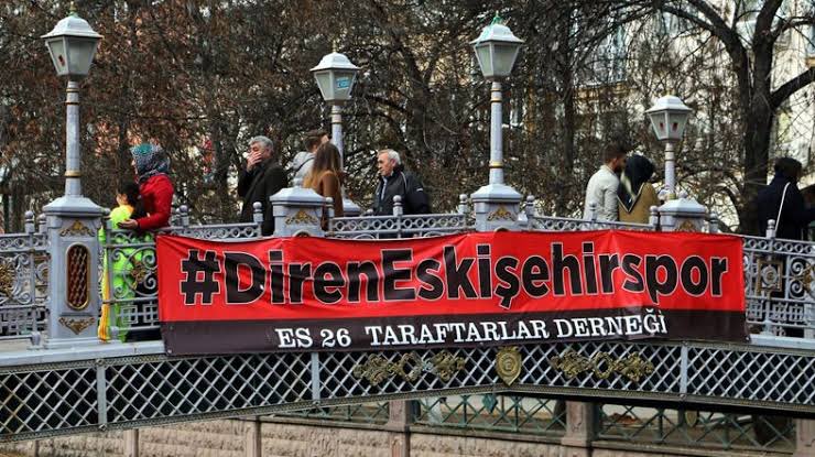 EskisehirsporF5's tweet photo. Eyüpspor Başkanı çıkar bir dosya kapatır, Yalovalı bir ağabey gelir şehrin namusu ts dosyasını kapatır..! Kötüleri konuşurken iyileri, borçları konuşurken gelirleri, gidenleri konuşurken elindekileri, yanlışları konuşurken doğruları unuttu bu şehir #Eskişehir !!! #Eskişehirspor https://t.co/3bKuBoNcAN