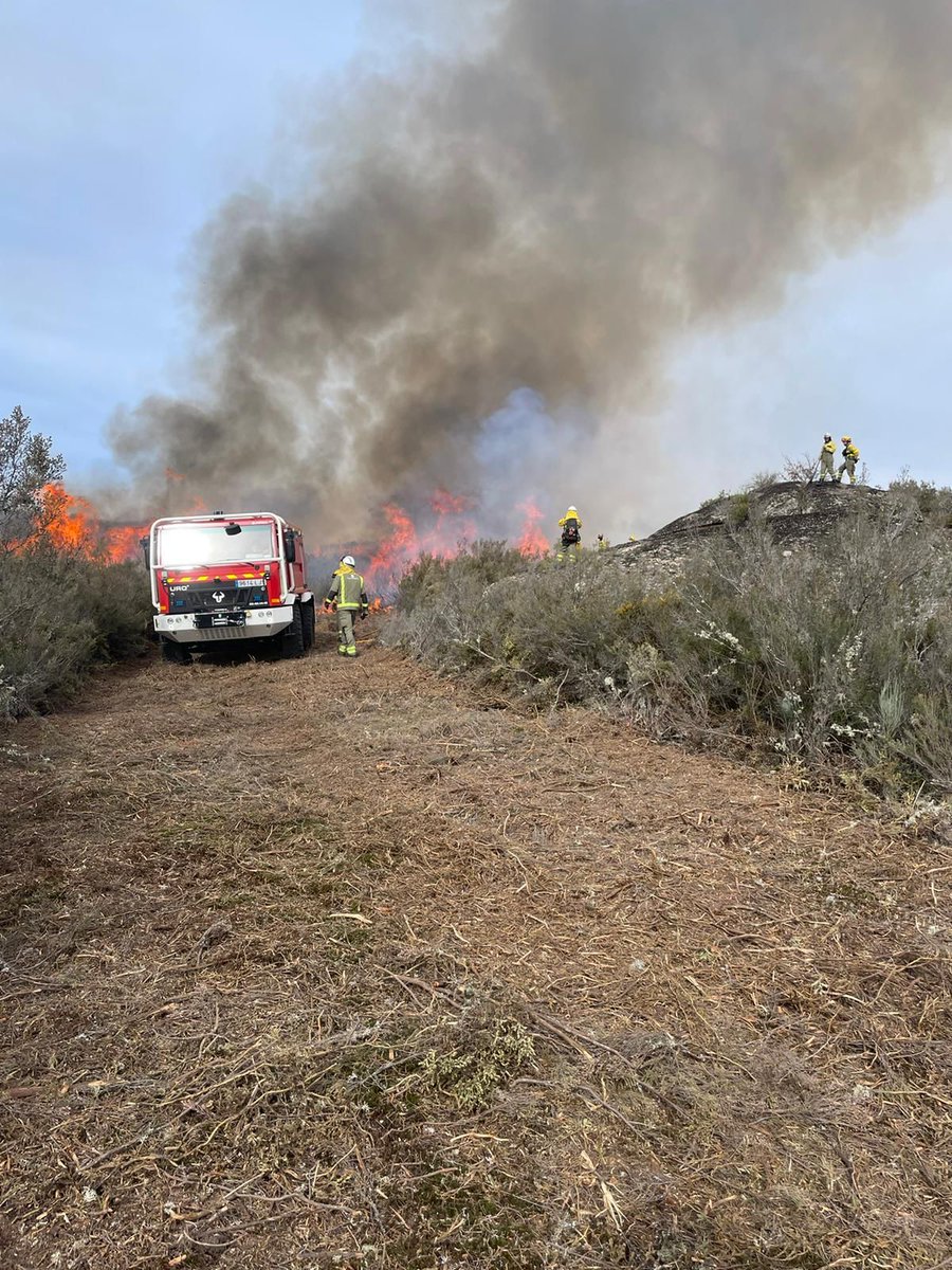 Hoy #EPRIF+#BLP #Brif Laza más Medios de la @Xunta realizan una quema prescrita en O Canizo A Gudiña (Ourense) para prevención de incendios y regeneración de pastos.