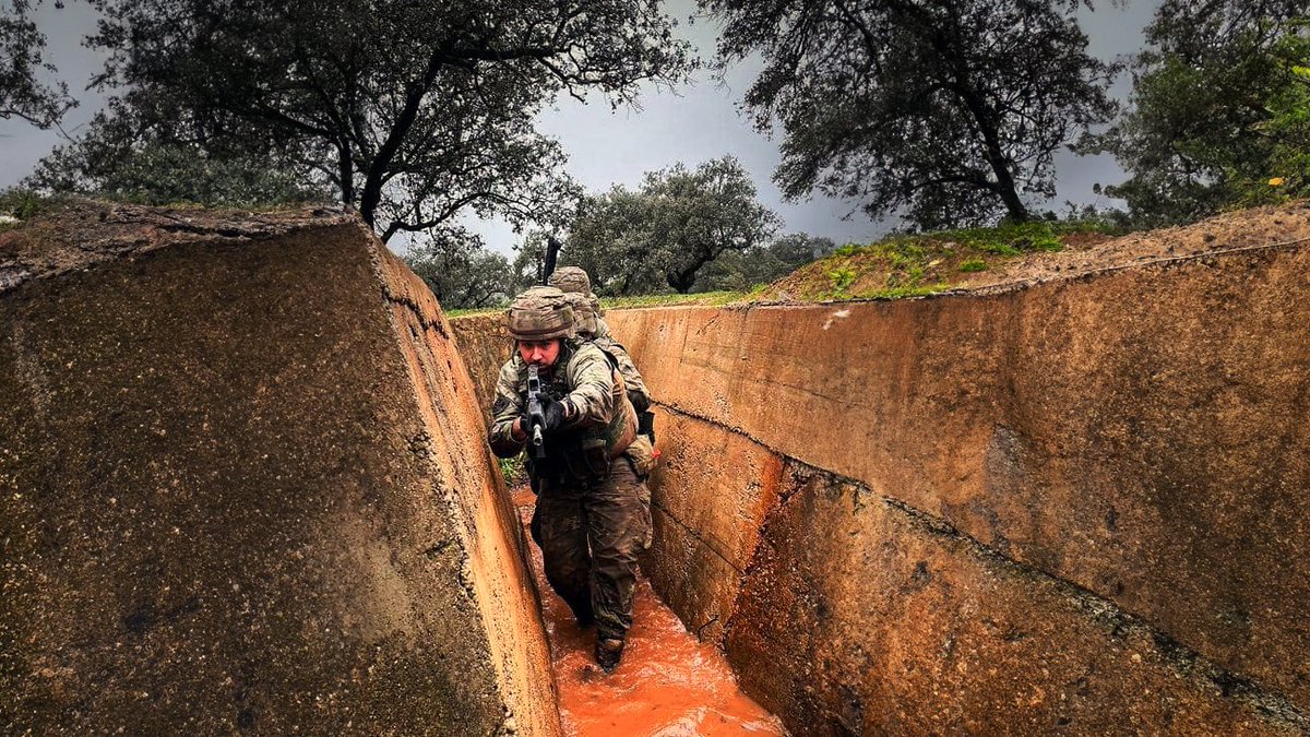 EjercitoTierra's tweet photo. ¡Buenas noches🌙a nuestros seguidores de X! Esta noche estamos junto a los componentes del Regimiento de Infantería #Saboya #BrigadaExtremadura, que se adiestran en ejercicios de asalto y limpieza de posiciones defensivas.
🫵Su lema lo dice todo: ¡SABOYA, EN VALOR EL PRIMERO!
¿Qué te parece la fotografía? #SomostuEjército 🇪🇸
