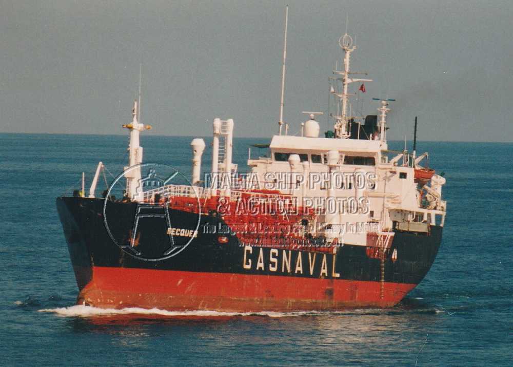 Shipguru's tweet photo. #Spanishbuilt #LPG #gascarrier #BECQUER #entering  #grandharbourmalta - 02.02.2004 - www.maltashipphotos.com- NO PHOTOS can be used or manipulated without our permission https://t.co/EmyVK0XqNG