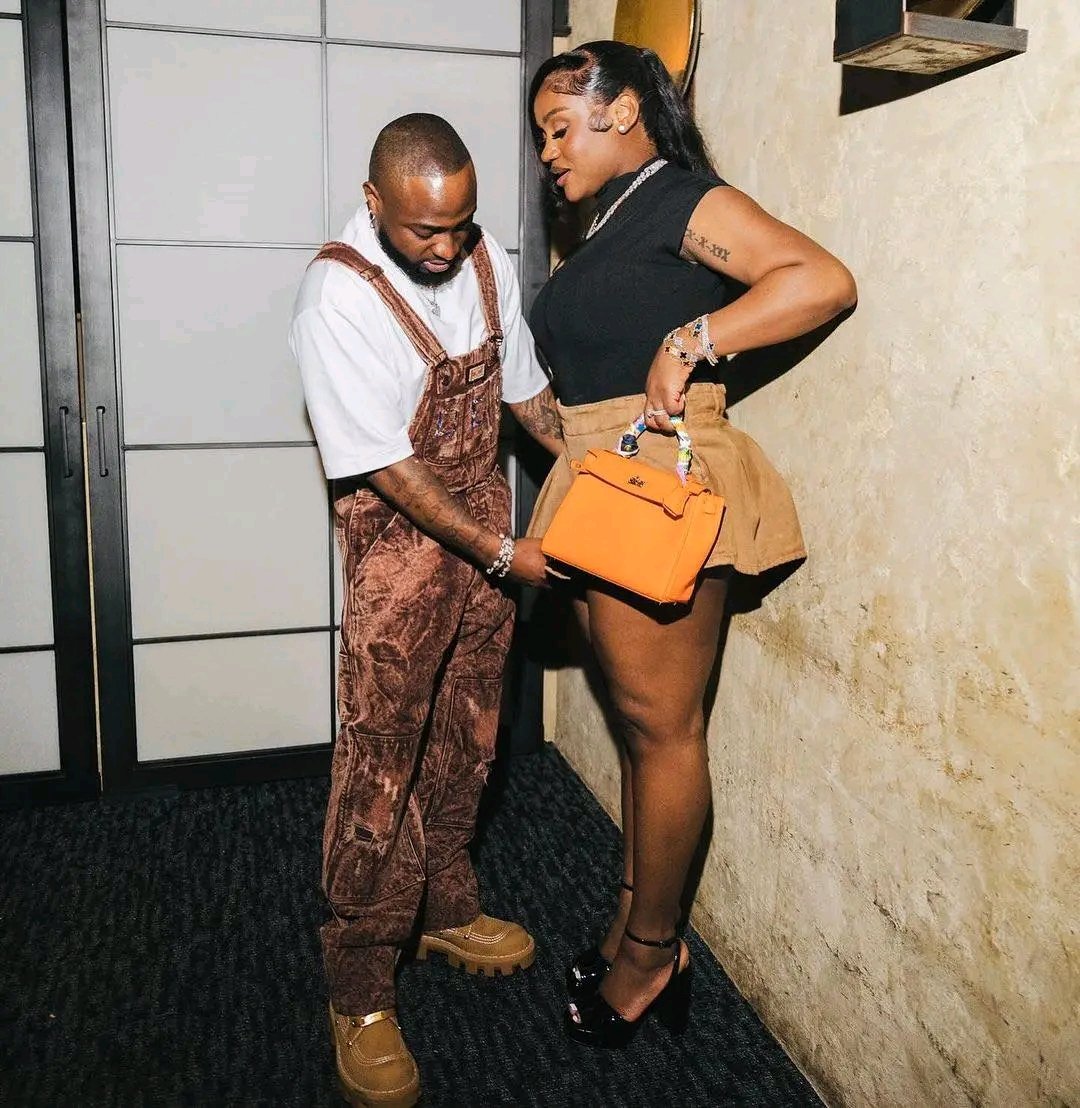 Kotmanofficial's tweet photo. Why Davido too love Chioma ? https://t.co/7mSENShEKp