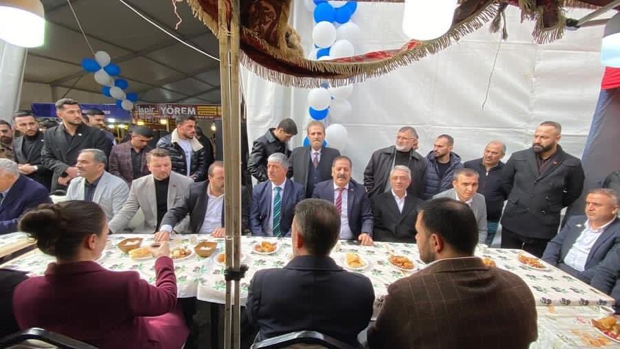 gns_erc's tweet photo. Dilovası Erzurumlular Derneğimizin ve KEDFE Kocaeli Erzurum Dernekler Federasyonumuzun düzenlemiş olduğu “Yöresel Lezzetler” tanıtım programına katıldık. 
Bir çok ürünün sergilendiği ve sunulduğu bu lezzet durağına uğramanızı tavsiye ediyoruz. 
Yer: Dilovası Belediye Meydanı https://t.co/VGNsQfPcK8