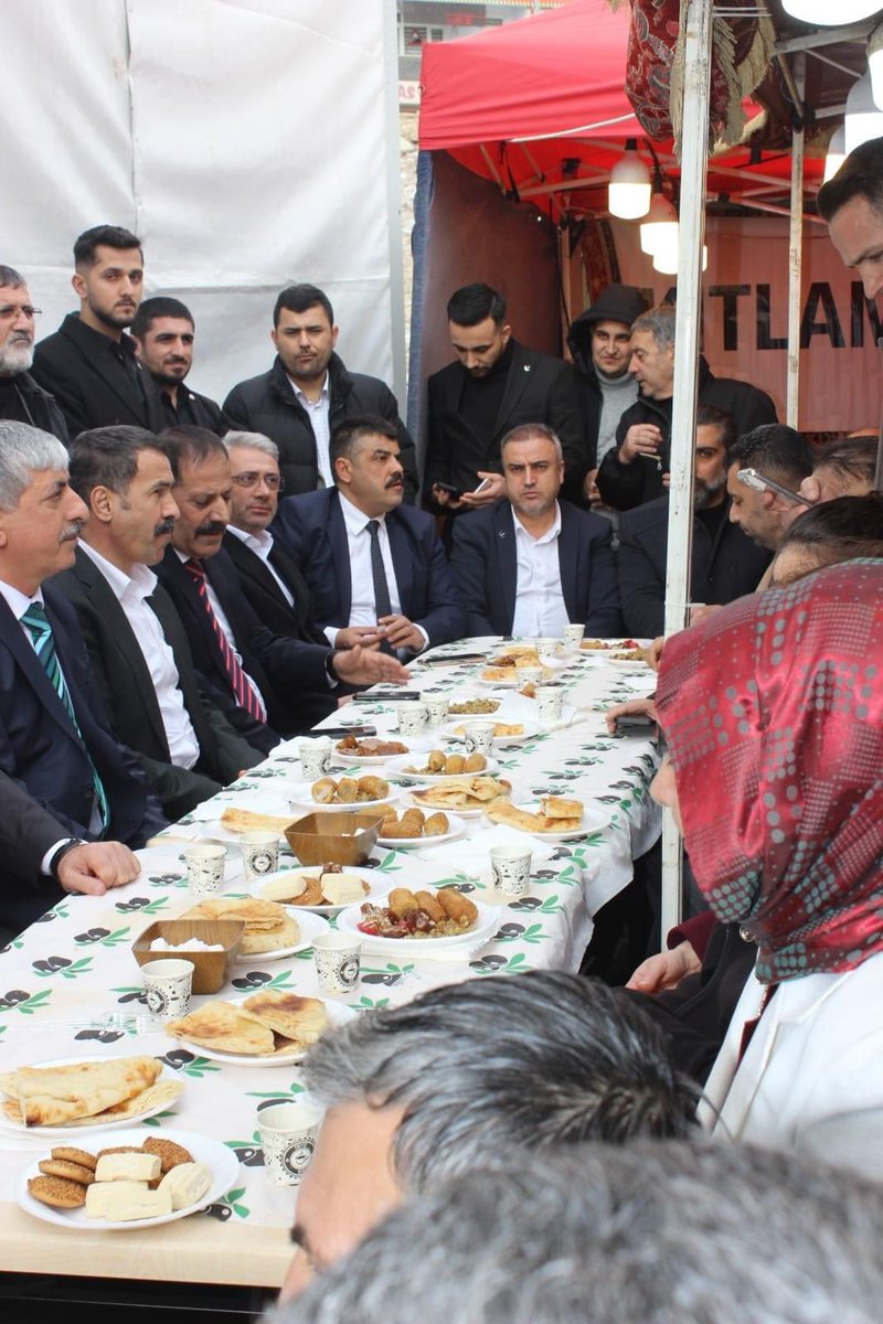 gns_erc's tweet photo. Dilovası Erzurumlular Derneğimizin ve KEDFE Kocaeli Erzurum Dernekler Federasyonumuzun düzenlemiş olduğu “Yöresel Lezzetler” tanıtım programına katıldık. 
Bir çok ürünün sergilendiği ve sunulduğu bu lezzet durağına uğramanızı tavsiye ediyoruz. 
Yer: Dilovası Belediye Meydanı https://t.co/VGNsQfPcK8