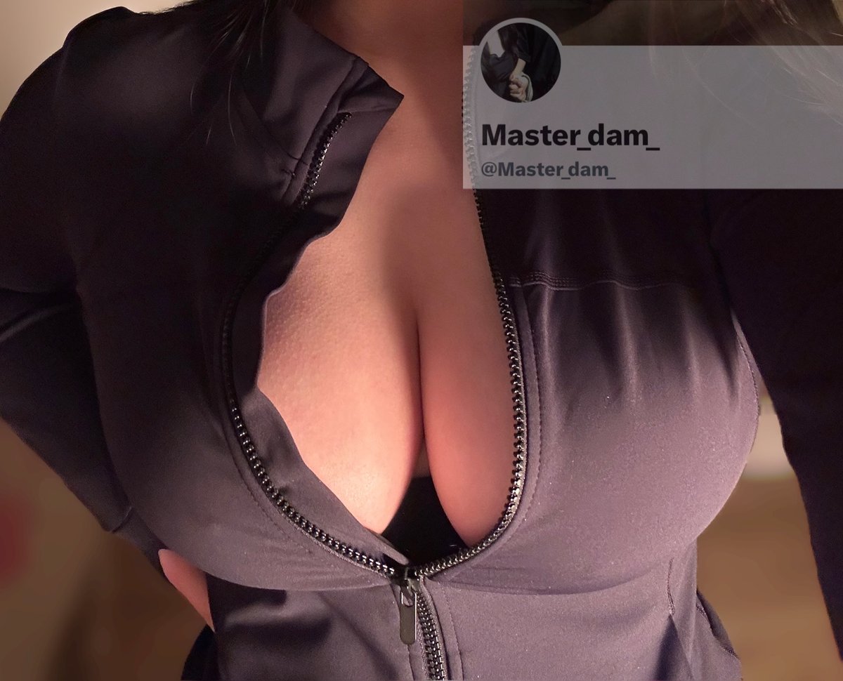 Master_dam_'s tweet photo. 母畜第二次滴蜡get.回想起来第一次的时候疼的滋哇乱叫，第二次只剩下吐舌头翻白眼。
越来越欣赏母畜的那种天生下贱，主动上贡自己的淫照。对待这种天生淫荡的母畜，让她成为肉便器就是给她最好的改造。让她永远仰视着男人，臣服男人的胯下。
#滴蜡 #巨乳 #犯贱 #上贡 #肉壶 #丰臀 https://t.co/xrMhhLWztc
