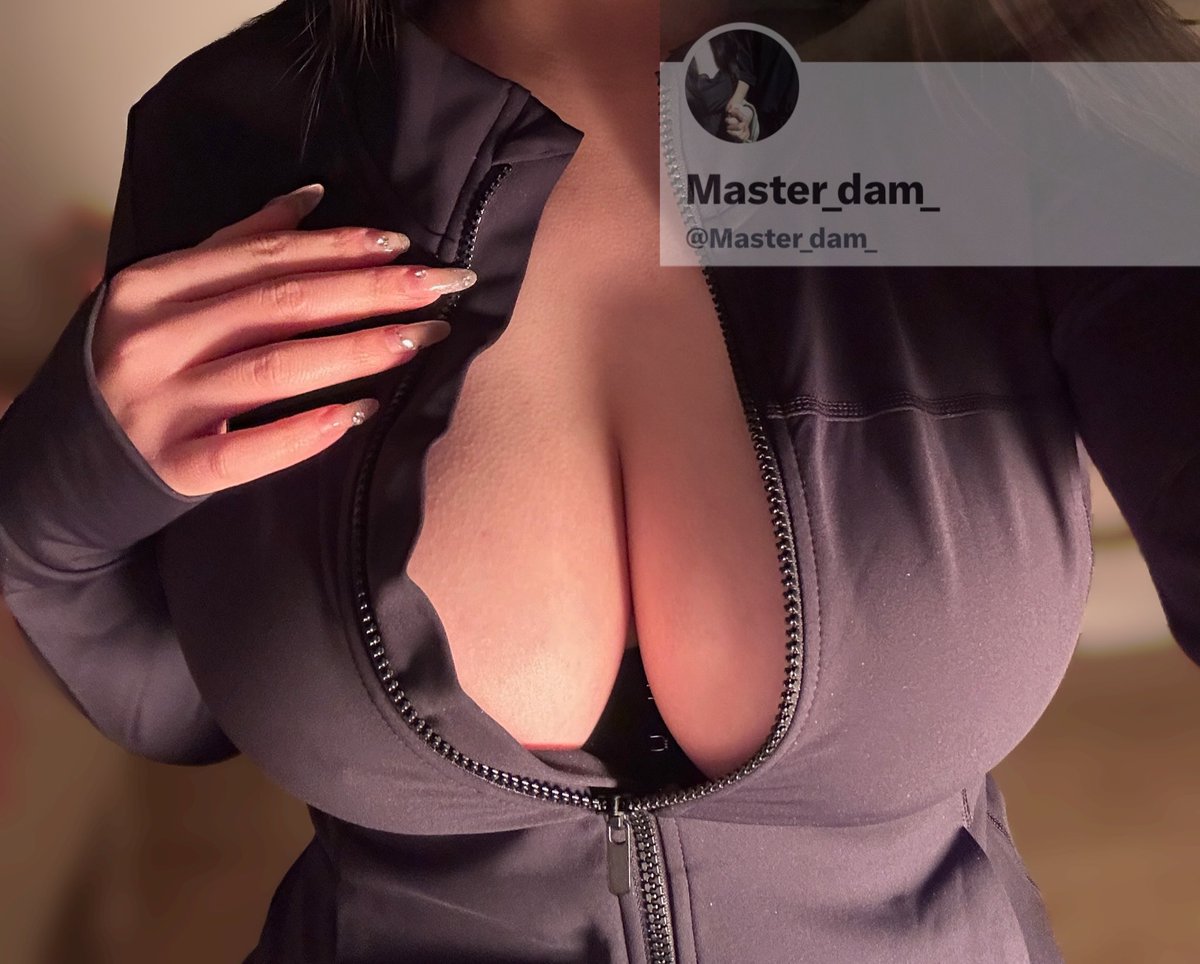Master_dam_'s tweet photo. 母畜第二次滴蜡get.回想起来第一次的时候疼的滋哇乱叫，第二次只剩下吐舌头翻白眼。
越来越欣赏母畜的那种天生下贱，主动上贡自己的淫照。对待这种天生淫荡的母畜，让她成为肉便器就是给她最好的改造。让她永远仰视着男人，臣服男人的胯下。
#滴蜡 #巨乳 #犯贱 #上贡 #肉壶 #丰臀 https://t.co/xrMhhLWztc
