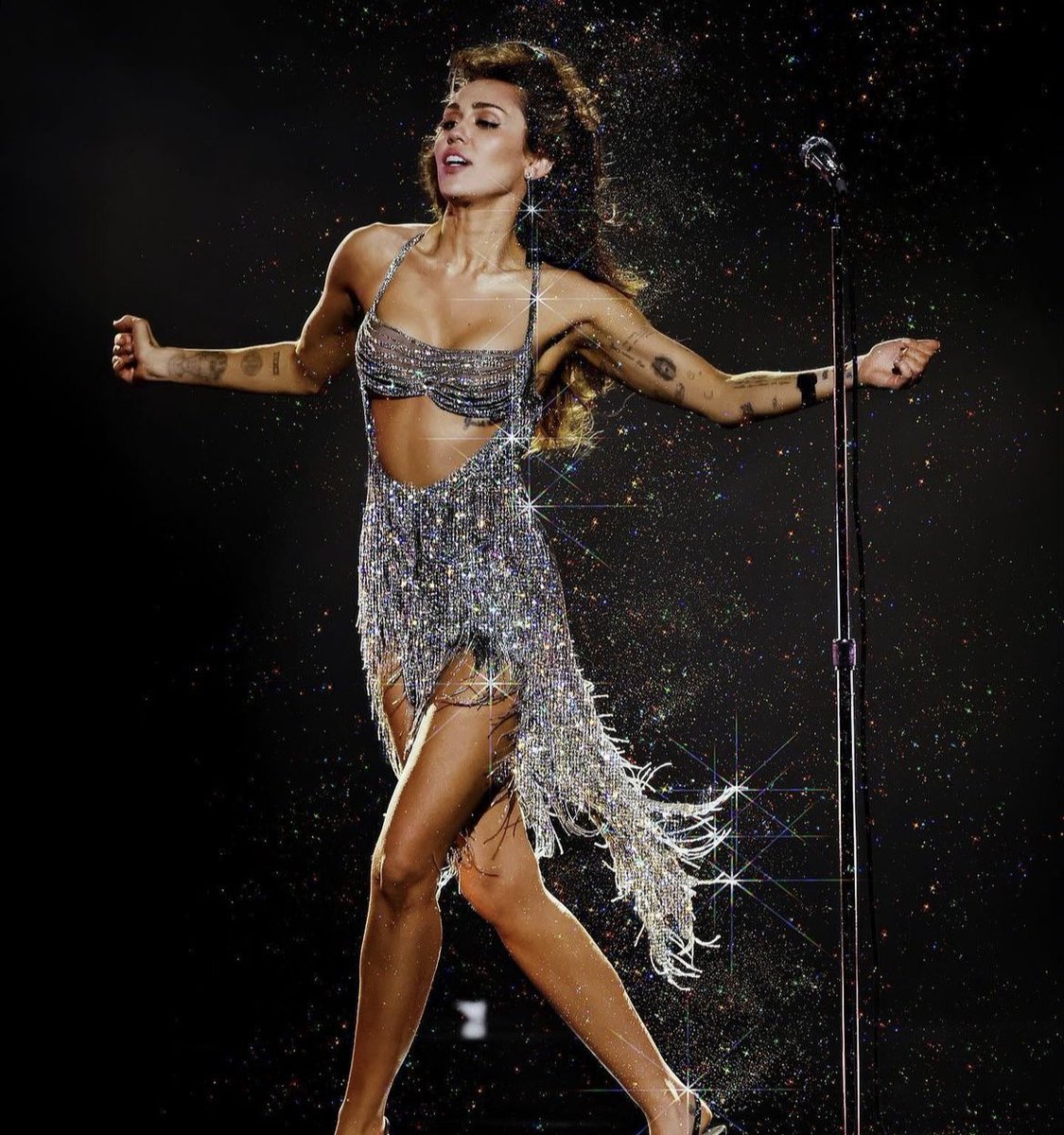 MileyUpdates's tweet photo. this miley cyrus picture https://t.co/ZHpJ6cK1m6