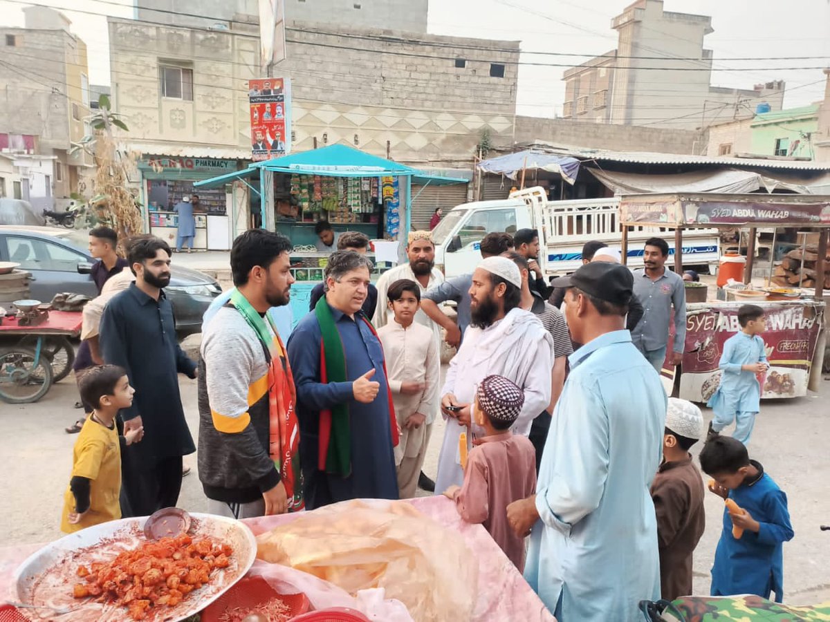 DawaKhanSabir's tweet photo. پی ٹی آئی کے امیدوار دوا خان صابر (#NA_242) (انتخابی نشان میز/ٹیبل) نے یو سی 5 لیبر اسکوائر میں انتخابی مہم چلاتے ہوئے لوگوں میں ہینڈ بلز تقسیم کئے
#VoteForTable #ظلم_کا_بدلہ_ووٹ_سے https://t.co/3uKHQZxRHu