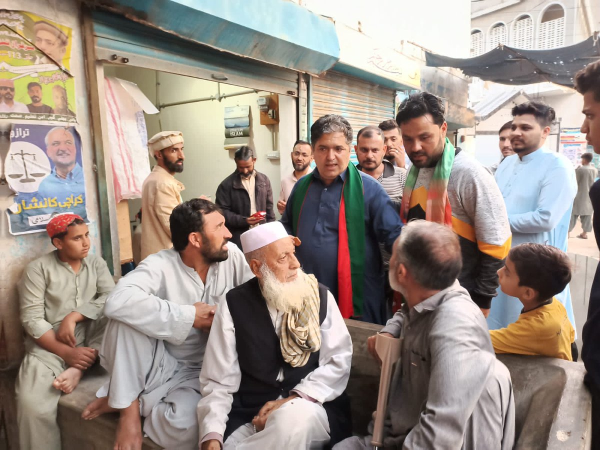 DawaKhanSabir's tweet photo. پی ٹی آئی کے امیدوار دوا خان صابر (#NA_242) (انتخابی نشان میز/ٹیبل) نے یو سی 5 لیبر اسکوائر میں انتخابی مہم چلاتے ہوئے لوگوں میں ہینڈ بلز تقسیم کئے
#VoteForTable #ظلم_کا_بدلہ_ووٹ_سے https://t.co/3uKHQZxRHu