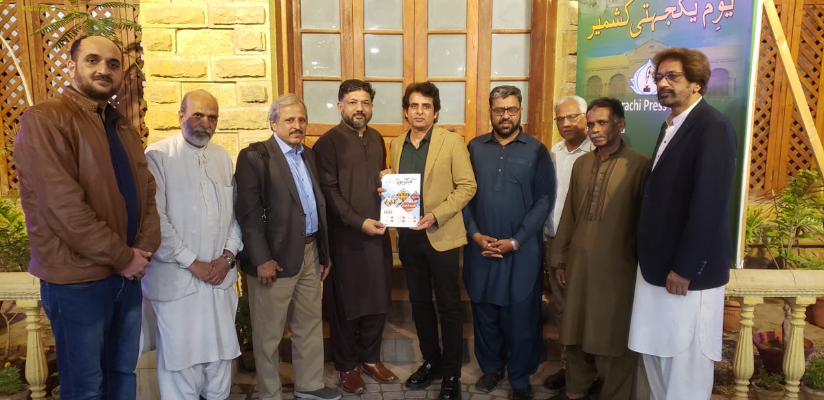 ShoaibNewsone's tweet photo. As a Secretary KPC presenting KPC's sovenioir to senior Journalist Mr Irshad Bhatti https://t.co/7CB3ZiiAV2