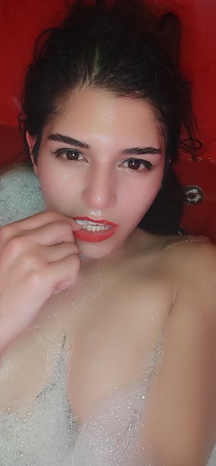 Quien me quiere acompa&ntilde;ar? 😍 https://t.co/ADt8W30HNB<a href="/tag/juevesdeganarseguidores"class="tags"><span>#juevesdeganarseguidores</span></a><a href="/tag/findea%C3%B1o"class="tags"><span>#findea&ntilde;o</span></a><a href="/tag/juevesdeseduxxxi%C3%B3n"class="tags"><span>#juevesdeseduxxxi&oacute;n</span></a>