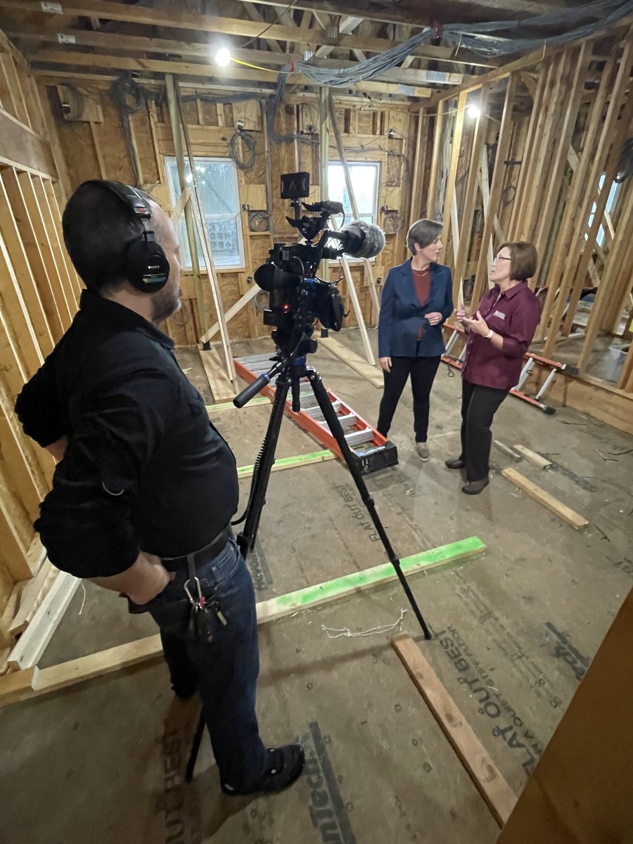 .@IBHS_org #science is coming to the small screen. Grace and Corbett Lunsford of Home Diagnosis on @PBS got a firsthand look at the IBHS Research Center to see how we translate #research into real-world solutions to improve building resilience. Tune in: homediagnosis.tv/season-3-episo…