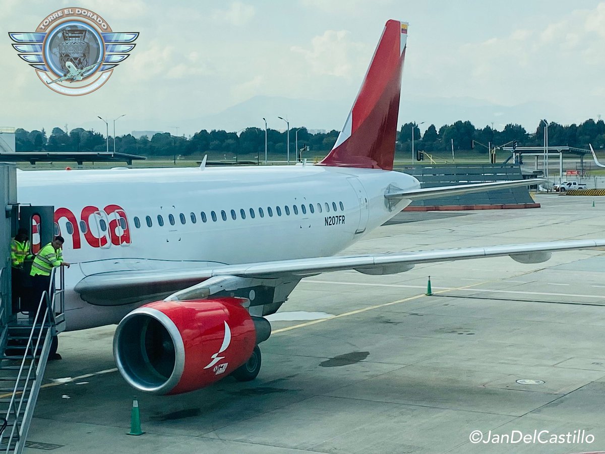TorreElDorado's tweet photo. Estuvimos cubriendo el vuelo inaugural de @avianca entre Bogotá y Caracas. Luego de 7 años la aerolínea vuelve a conectar Colombia 🇨🇴 y Venezuela 🇻🇪

Inician con 4 vuelos a la semana (MA-JU-SA-DO) en Airbus 320. https://t.co/UEnqYvZokr