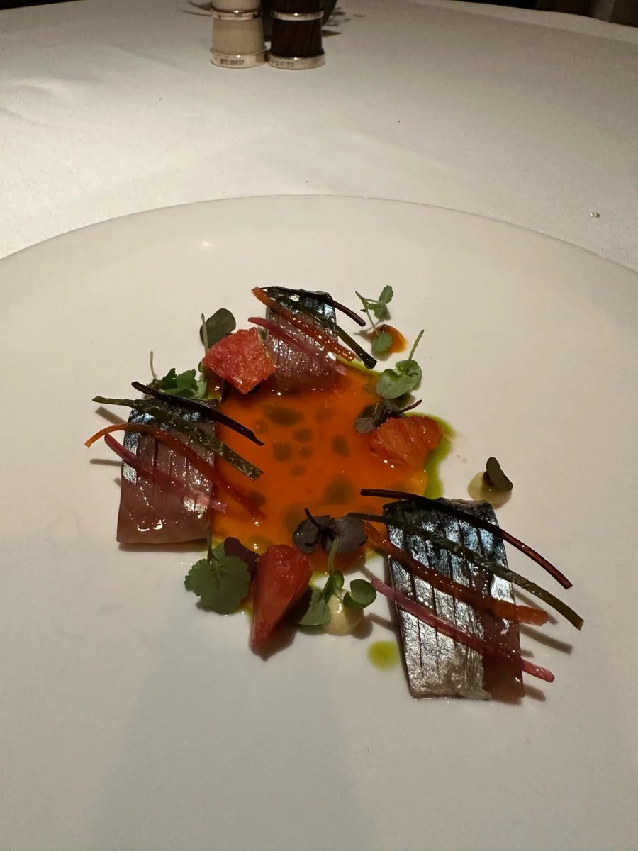 aaatt55's tweet photo. A friend was promoted, so they had dinner at a restaurant.🍀 The food is very good; My stomach is not full lol😂 https://t.co/JidbJD7Ygv