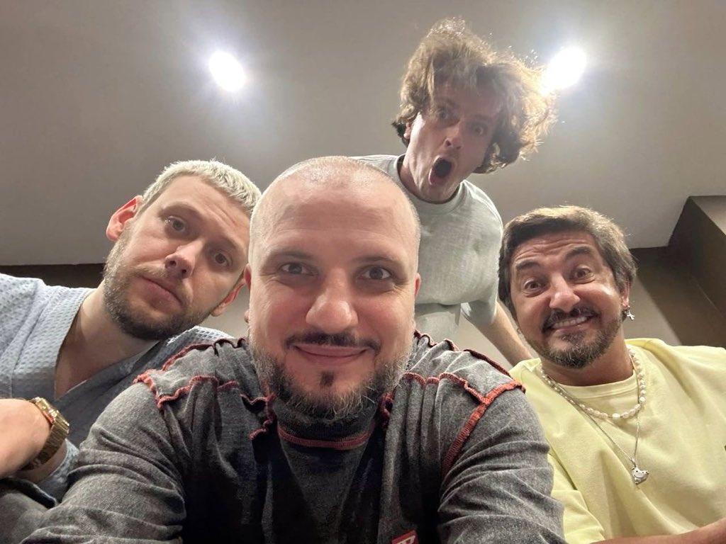 meapoliss's tweet photo. тред.

импровизаторы как персонажи из бременских музыкантов ����

«Мы своё призванье не забудем  Смех и радость мы приносим людям» 😭😭 https://t.co/wXsYAud3G5