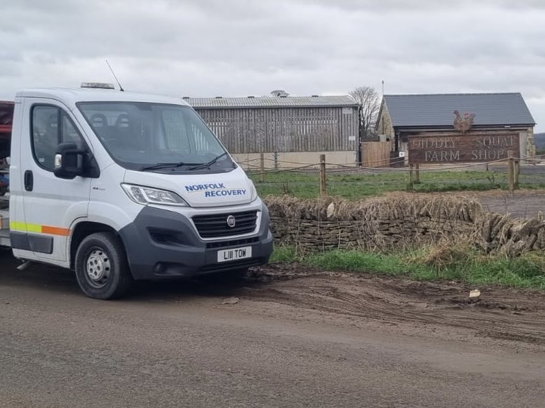Little tow on her travels. Today she called in at Diddly Squat Farm Shop.
Sadly they were closed. Perhaps next time @diddlysquatshop <a href="/JeremyClarkson/">Jeremy Clarkson</a>