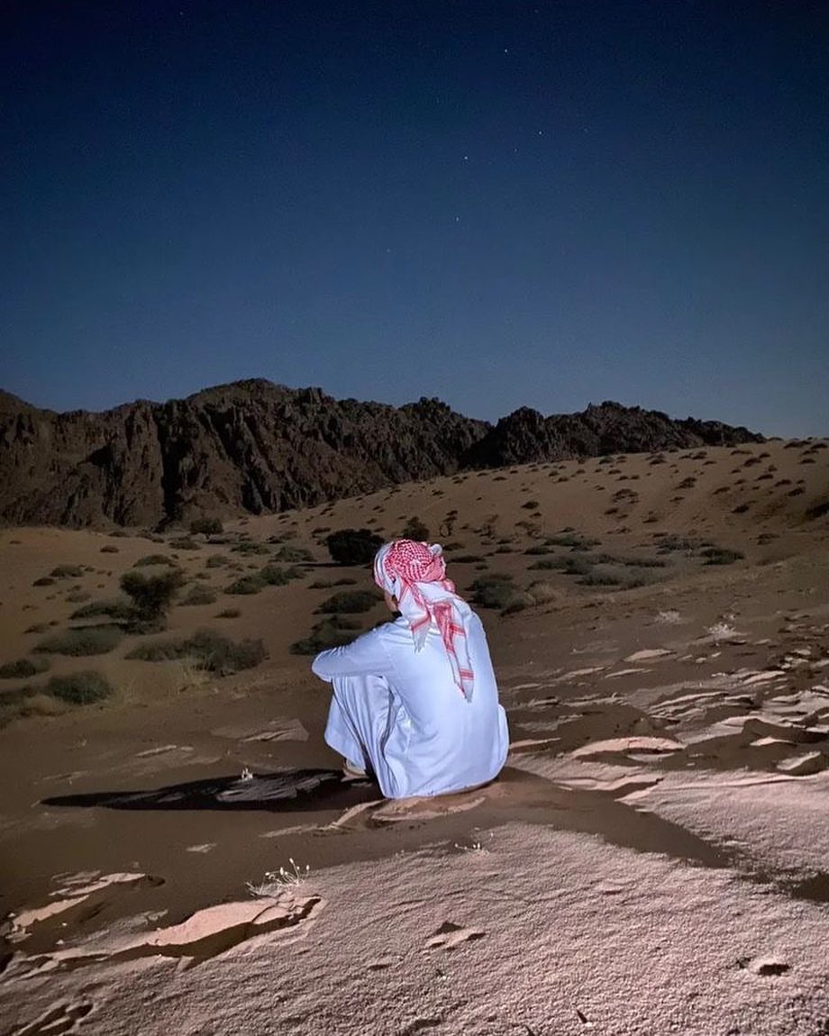 M8l9l's tweet photo. ㅤ  

القلب يكسره اللسان ولا تجبّره اليدين 
ماهـوب عظم ٍ كل يـومٍ تكسره وتجبّره https://t.co/4as1Lvoafi
