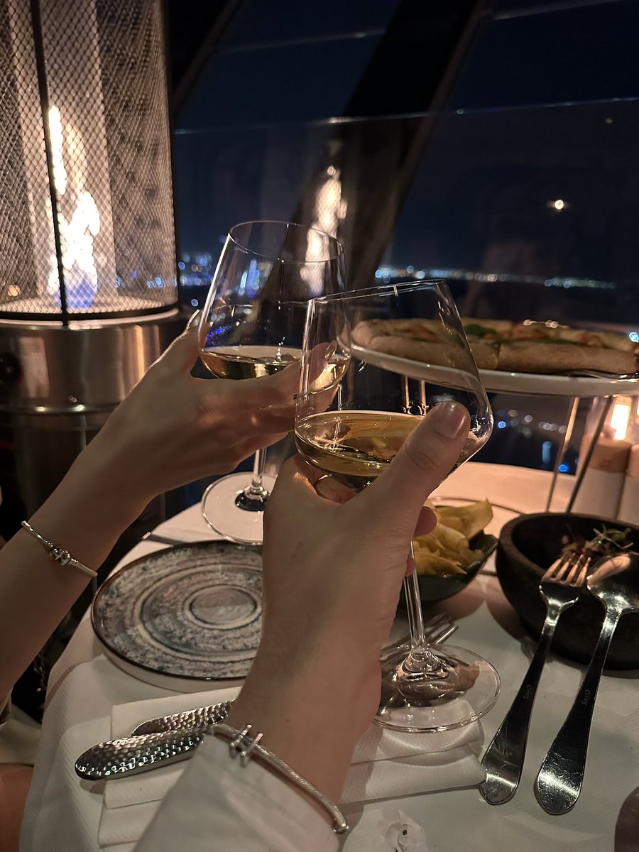 HHHHandEEEE's tweet photo. Coucou 🥂 https://t.co/upuEEmCQOL