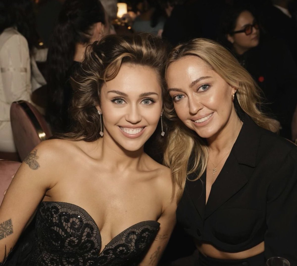cyruswithespos_'s tweet photo. i still can't believe some people had the nerve to say miley aged bad just LOOK AT HER https://t.co/6NhvNpCsmm